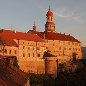 České zámky lákají návštěvníky nejen bohatou historií, ale také nádhernými interiéry a rozlehlými parky. Každé sídlo ukrývá jedinečné architektonické detaily, podle kterých ho poznají jen opravdoví znalci.
České zámky lákají návštěvníky nejen bohatou historií, ale také nádhernými interiéry a rozlehlými parky. Každé sídlo ukrývá jedinečné architektonické detaily, podle kterých ho poznají jen opravdoví znalci.
