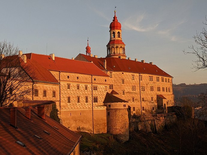 České zámky lákají návštěvníky nejen bohatou historií, ale také nádhernými interiéry a rozlehlými parky. Každé sídlo ukrývá jedinečné architektonické detaily, podle kterých ho poznají jen opravdoví znalci.
