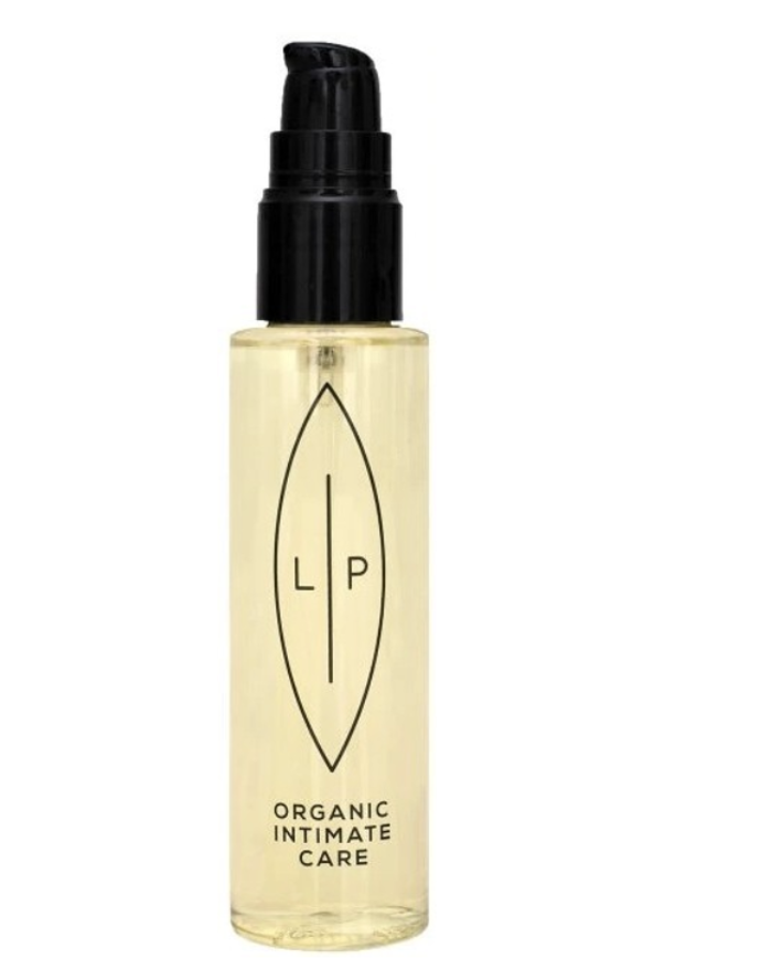 Lip Intimate Care, čistící a hydratační olej na intimní partie. Jemně čistí pokožku bez narušení její přirozené ochranné bariéry a zároveň ji intenzivně hydratuje. Díky obsahu kokosového oleje je pokožka vyživená, hebká a chráněná před vysušením, 609 Kč, prodává Růžový slon
