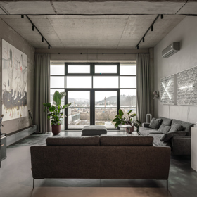 Interiér ve Vanguardu ale funguje jinak. Architektonické studio OOOOX vytvořilo prostor, který si zachoval syrovost bývalé továrny, zároveň ale působí klidně, elegantně a překvapivě příjemně pro každodenní život.
Interiér ve Vanguardu ale funguje jinak. Architektonické studio OOOOX vytvořilo prostor, který si zachoval syrovost bývalé továrny, zároveň ale působí klidně, elegantně a překvapivě příjemně pro každodenní život.