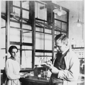 Meitner a Hahn v laboratoři, rok 1913
