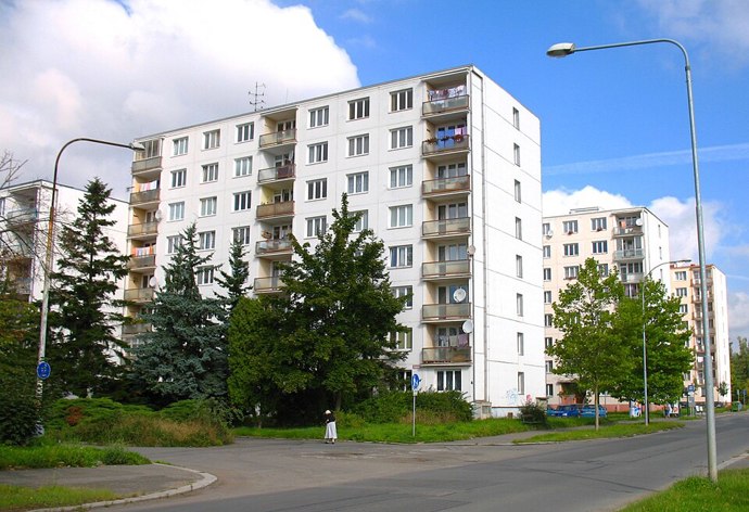 Panelové sídliště byla symbolem moderního bydlení, ale také nekonečných kompromisů a čekání. Pro mnoho rodin představoval byt v paneláku splněný sen o teplé vodě a vlastním zázemí.
