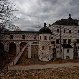 Mohutné opevnění a typické renesanční prvky dávají této stavbě nezaměnitelný vzhled. Historické sídlo je známé nejen svou architekturou, ale také bohatou historií spojenou s českou šlechtou.
Mohutné opevnění a typické renesanční prvky dávají této stavbě nezaměnitelný vzhled. Historické sídlo je známé nejen svou architekturou, ale také bohatou historií spojenou s českou šlechtou.