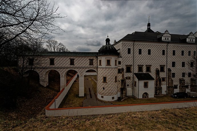 Mohutné opevnění a typické renesanční prvky dávají této stavbě nezaměnitelný vzhled. Historické sídlo je známé nejen svou architekturou, ale také bohatou historií spojenou s českou šlechtou.
