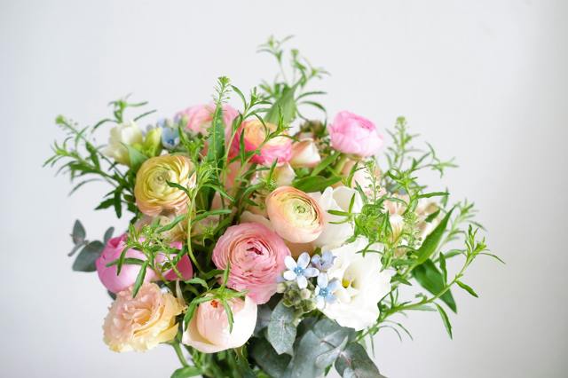 Milují ho floristé i zahrádkáři: Pryskyřník vydrží ve váze až 14 dní a na záhoně kvete dlouhé týdny