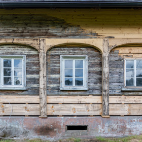 Podstávkové chalupy obepíná tzv. podstávka - soustava dřevěných sloupků, které nesou váhu střechy nebo horního patra.
Podstávkové chalupy obepíná tzv. podstávka - soustava dřevěných sloupků, které nesou váhu střechy nebo horního patra.