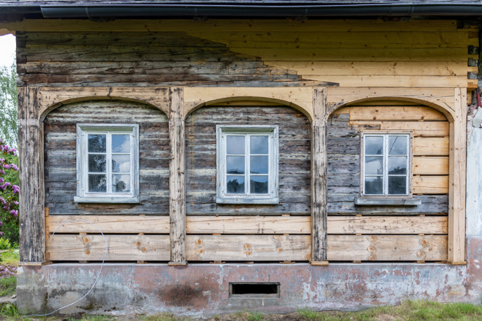 Podstávkové chalupy obepíná tzv. podstávka - soustava dřevěných sloupků, které nesou váhu střechy nebo horního patra.

