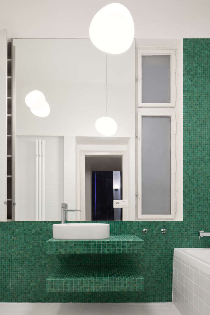 Architekti sáhli po ikonických mozaikách Bisazza v sytě zelené a modré variantě, které doplnili drobnými bílými dlaždicemi. Výsledkem jsou hravé, svěží a zároveň elegantní prostory. 
