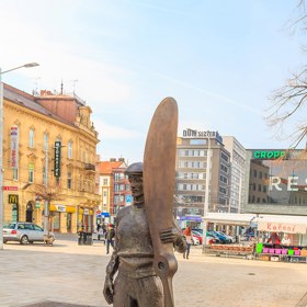Letoun Blériot vypadal z dnešního pohledu křehce a nebezpečně, přesto se stal symbolem počátků českého letectví. Pilot seděl v otevřeném prostoru bez jakékoliv ochrany před větrem či pádem.
