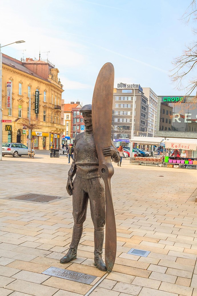 Letoun Blériot vypadal z dnešního pohledu křehce a nebezpečně, přesto se stal symbolem počátků českého letectví. Pilot seděl v otevřeném prostoru bez jakékoliv ochrany před větrem či pádem.
