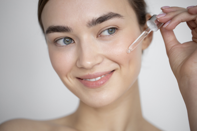 4. Hydratační esence nebo sérum
Lehká vrstva hydratace je klíčem k „glass skin“ efektu. Sáhněte po kyselině hyaluronové nebo glycerinu. Podle potřeb pleti zařaďte vitamin C, niacinamid nebo retinol. Tyto látky pomáhají sjednotit tón a zlepšit strukturu pleti.
4. Hydratační esence nebo sérum
Lehká vrstva hydratace je klíčem k „glass skin“ efektu. Sáhněte po kyselině hyaluronové nebo glycerinu. Podle potřeb pleti zařaďte vitamin C, niacinamid nebo retinol. Tyto látky pomáhají sjednotit tón a zlepšit strukturu pleti.
