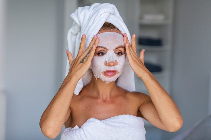 10. Dopřejte si masku
Chvíli sebepéče završte jednou týdně kvalitní hydratační maskou. Korejky milují zejména ty plátýnkové.
10. Dopřejte si masku
Chvíli sebepéče završte jednou týdně kvalitní hydratační maskou. Korejky milují zejména ty plátýnkové.