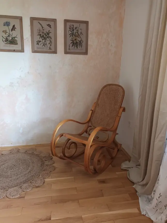 Houpací křeslo láká k posezení s knížkou.
