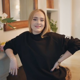 Dnes se nebojí ukázat i v civilnějším oblečení
