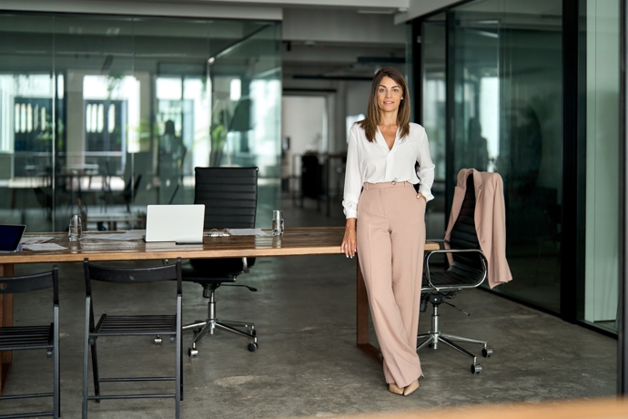 Jak dodat elegantním kancelářským outfitům styl? Obujte k nim obyčejné tenisky na platformě. 
