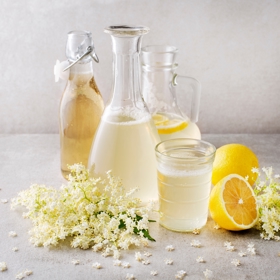 Bezový sirup k letním měsícům jednoznačně patří. Osvěží lehkou chutí a krásnou vůní. 
