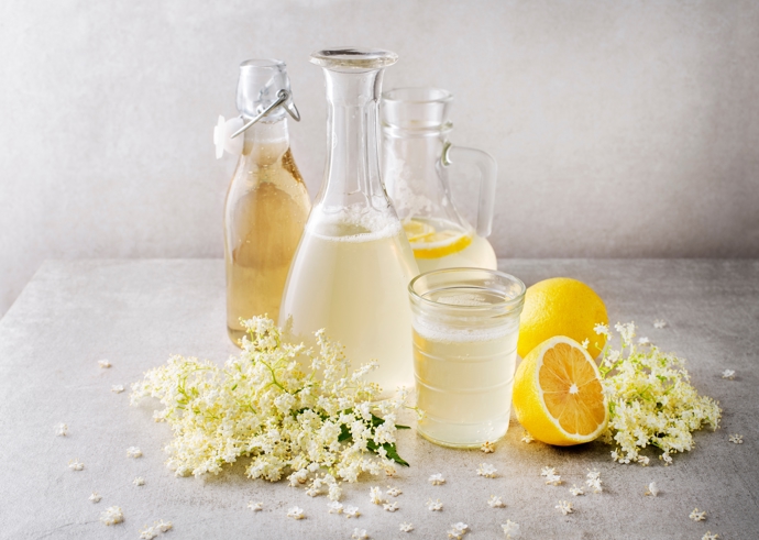 Bezový sirup k letním měsícům jednoznačně patří. Osvěží lehkou chutí a krásnou vůní.
Bezový sirup k letním měsícům jednoznačně patří. Osvěží lehkou chutí a krásnou vůní.