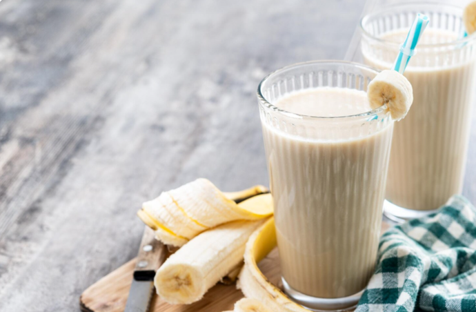 12. Kefírové smoothie s banánem

kefír obsahuje probiotika a bývá dobře stravitelný i večer. Banán zase dodá hořčík a sacharidy, které mohou podpořit relaxaci.

