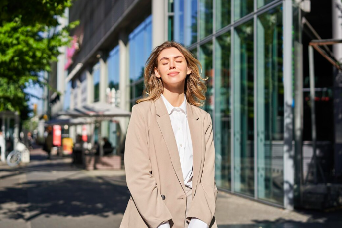 Ženy, které vypadají upraveně, ale zároveň jako by nad svým outfitem vůbec nepřemýšlely.

