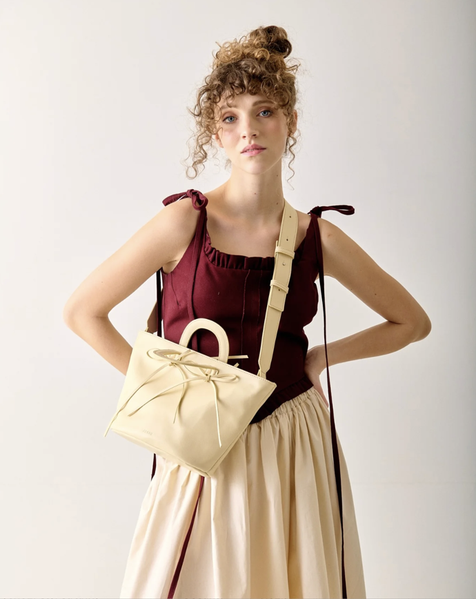 Kabelka Basket Bow Bag, Ademi, 6 490 Kč (kůže)
Kabelka Basket Bow Bag, Ademi, 6 490 Kč (kůže)