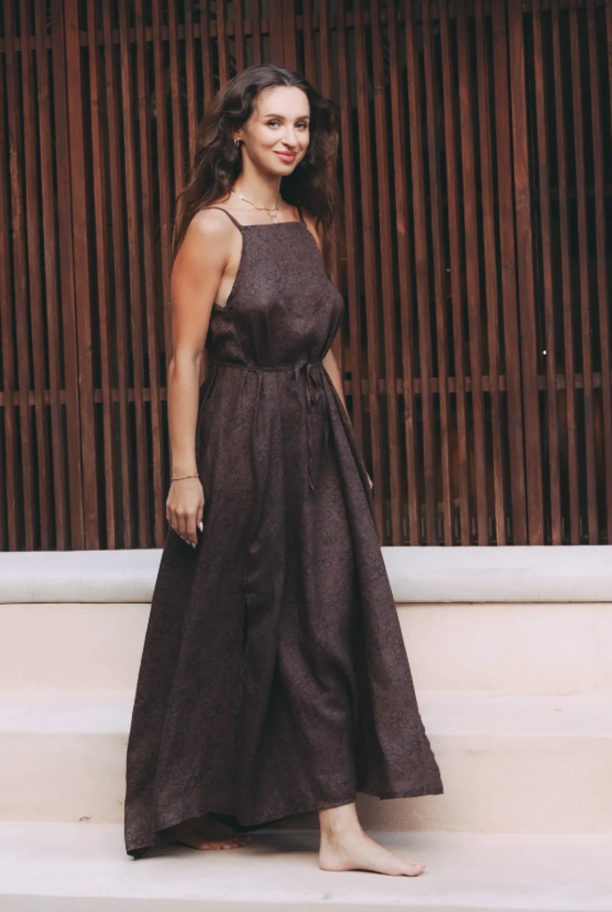 Hnědé šaty Ishani Linen Brown, Buga, 2399 Kč, dostupné na buga.cz
