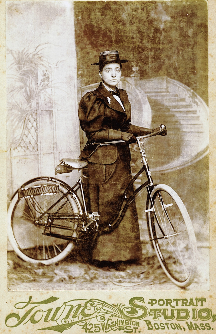 Annie Cohen Kopchovsky se svým kolem
Annie Cohen Kopchovsky se svým kolem
