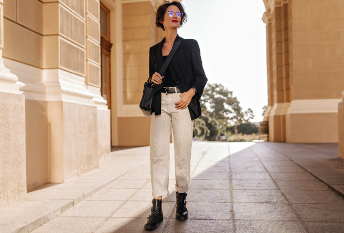 Hodí se k bílým topům, světlým košilím i výraznějším doplňkům. Navíc vypadají elegantněji a dospěleji.
Hodí se k bílým topům, světlým košilím i výraznějším doplňkům. Navíc vypadají elegantněji a dospěleji.
