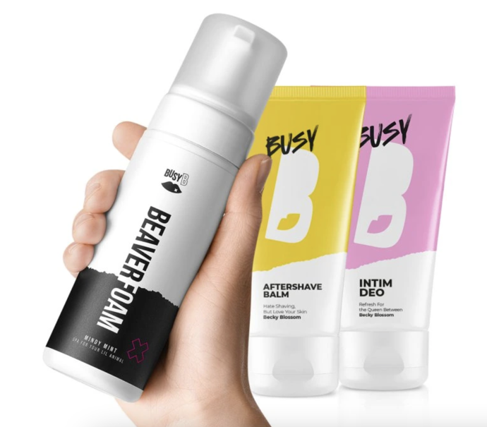 Sada intimní péče pro holky, mycí pěna s kapkou chladivého mentolu šetrně očistí a udržuje mikroflóru, deodorant absorbuje pot a omezuje nežádoucí odér, balzám omězí pálení, svědění nebo zarudnutí po holení, 599 Kč, prodává Angrybeards
