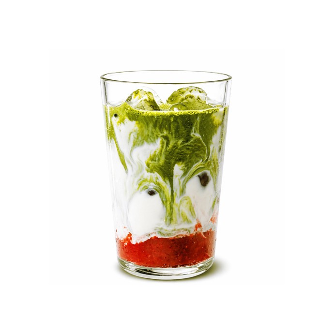 Strawberry Matcha Iced Latte je spojením jemně našlehaného ledového mléka, prémiové matchy a domácího jahodového pyré.
