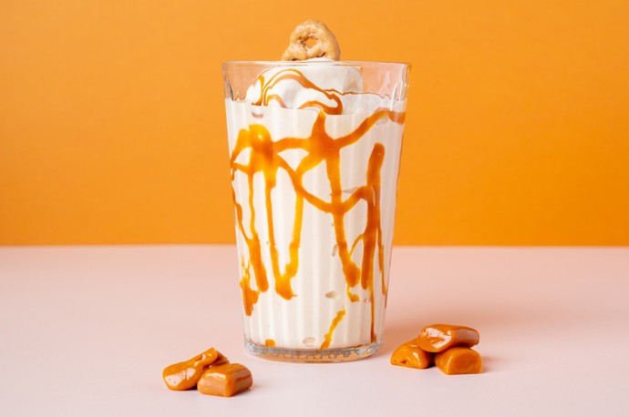 Toffee Caramel Ice Coffee je spojením espressa s namraženým mléčným shakem a toffee karamelovým sirupem. Pomyslnou třešničkou je pak ledová káva zdobená kousky jemně slaného karamelu.  
