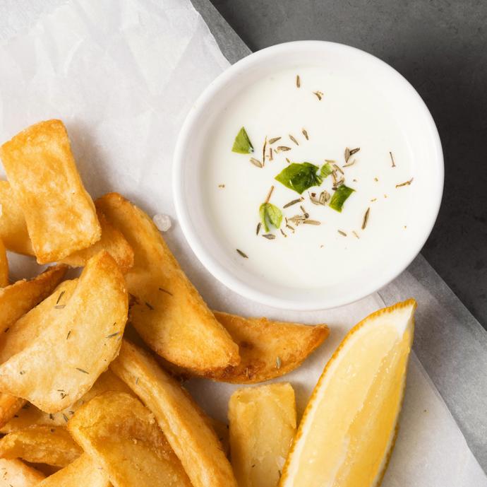 9. Pečené brambory z horkovzdušné fritézy

Brambory nakrájené na měsíčky stačí zakápnout olejem a vložit do horkovzdušné fritézy. Doplnit je můžete cottage sýrem nebo kefírovým dipem.
