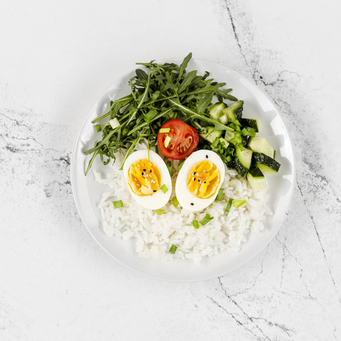 1. Cottage miska s vejcem a zeleninou

cottage cheese stačí doplnit vařeným vejcem, rajčetem, okurkou a semínky. Výsledkem je lehká, ale velmi sytá večeře s vysokým obsahem bílkovin. Funguje i jako „záchranné“ jídlo z lednice.
