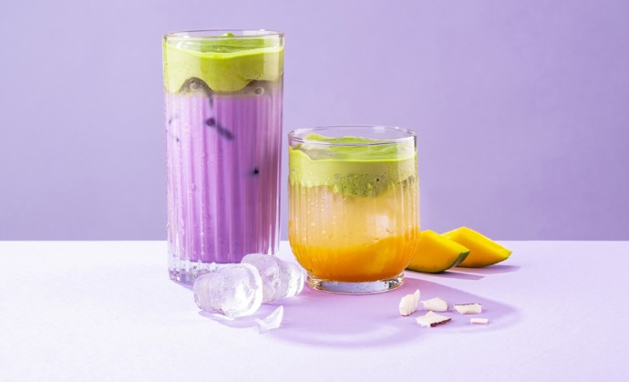 Barevné Ube Matcha Iced Latte kombinuje chuť japonského čaje matcha s krémovou sladkostí a tóny vanilky a ořechů. Obsahuje ube jam a exotický fialový sirup z Filipín. 
