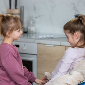 Nekonečný seriál Ulice sleduje dramatické osudy několika rodin žijících v sousedství
