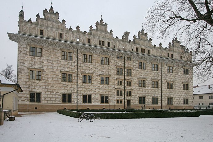 Renesanční arkády a bohatě zdobené sgrafito patří mezi nejvýraznější znaky tohoto šlechtického sídla. Zámek působí elegantně už na první pohled a právem se řadí mezi nejkrásnější památky v Česku.
