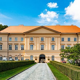 Tento zámecký areál spojuje eleganci šlechtického bydlení s atmosférou starých časů ukrytou mezi kopci. Návštěvníky dodnes okouzlují historické interiéry i klidné okolí plné zeleně.
Tento zámecký areál spojuje eleganci šlechtického bydlení s atmosférou starých časů ukrytou mezi kopci. Návštěvníky dodnes okouzlují historické interiéry i klidné okolí plné zeleně.