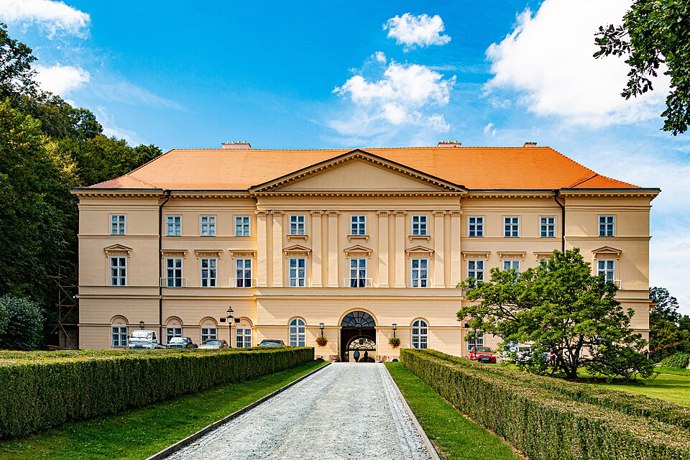 Tento zámecký areál spojuje eleganci šlechtického bydlení s atmosférou starých časů ukrytou mezi kopci. Návštěvníky dodnes okouzlují historické interiéry i klidné okolí plné zeleně.
