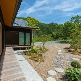 Dům stojící na okraji hor v Japonsku, navržený ateliérem Architrip INC., není jen obyčejnou stavbou. Vyjadřuje cit pro detail, půvab a proměnu scén podle ročních období.
Dům stojící na okraji hor v Japonsku, navržený ateliérem Architrip INC., není jen obyčejnou stavbou. Vyjadřuje cit pro detail, půvab a proměnu scén podle ročních období.