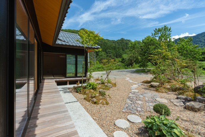 Dům stojící na okraji hor v Japonsku, navržený ateliérem Architrip INC., není jen obyčejnou stavbou. Vyjadřuje cit pro detail, půvab a proměnu scén podle ročních období. 
