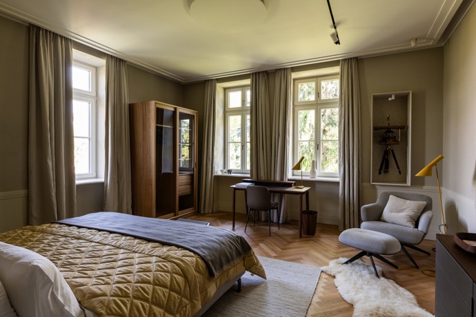 Zvýšené přízemí slouží k přijímání hostů s elegantní knihovnou, jídelnou a čtyřmi apartmány nesoucími jména slovenských velikánů: Štefánik, Murgaš, Kempelen a Banič.
Zvýšené přízemí slouží k přijímání hostů s elegantní knihovnou, jídelnou a čtyřmi apartmány nesoucími jména slovenských velikánů: Štefánik, Murgaš, Kempelen a Banič.