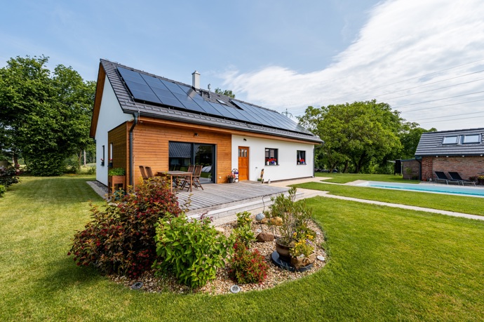 Nechtěli rekonstruovat starý dům ani investovat energii do rozsáhlých úprav. Hledali čistý začátek. Místo, které bude respektovat jejich tempo, síly i potřebu pohodlí. 
