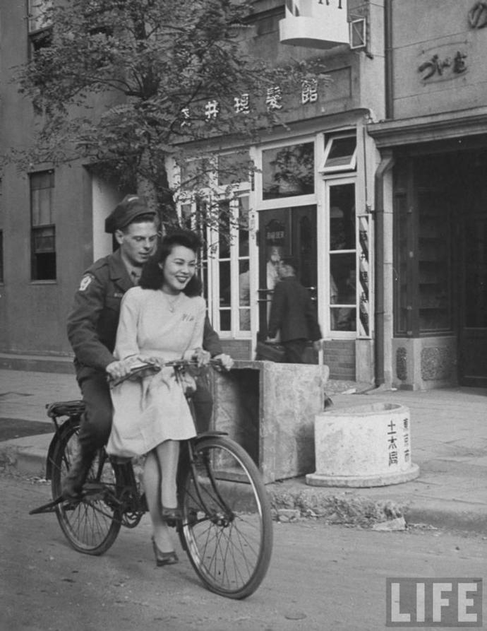 Tomu se říká zakázaná láska. Americký voják se projíždí na kole se svou japonskou přítelkyní. Japonsko, rok 1946.
Autor: John Florea