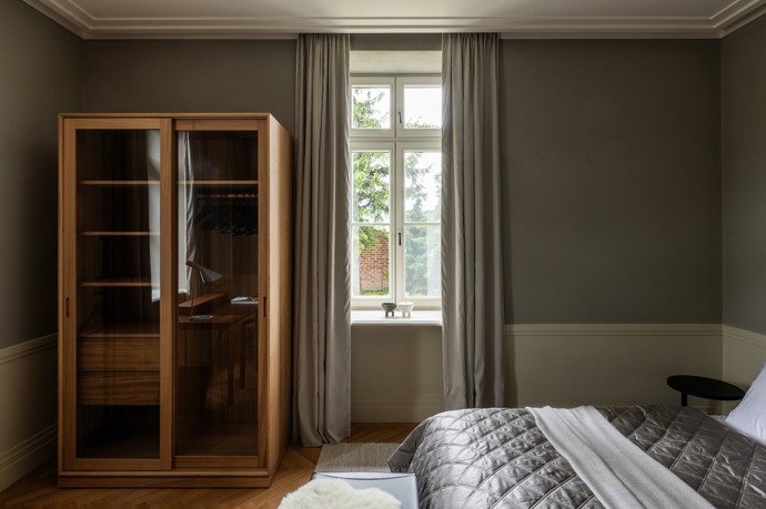 Nábytek je z velké části autorský nebo pečlivě kurátorovaný od renomovaných značek jako Molteni, Hay či Minotti. Interiér doplňují textilie z JAB nebo Farrow & Ball barvy, které podtrhují kombinaci jemné elegance a historického charakteru.
Nábytek je z velké části autorský nebo pečlivě kurátorovaný od renomovaných značek jako Molteni, Hay či Minotti. Interiér doplňují textilie z JAB nebo Farrow & Ball barvy, které podtrhují kombinaci jemné elegance a historického charakteru.