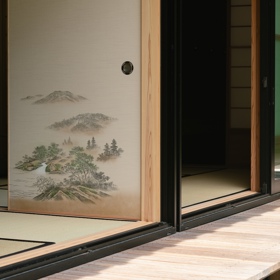 V japonských horách stojí dům navržený tak, aby se měnil podle ročních období. Propojení dřeva, světla a okolní krajiny vytváří prostor, jenž nabízí klid a inspiraci.
V japonských horách stojí dům navržený tak, aby se měnil podle ročních období. Propojení dřeva, světla a okolní krajiny vytváří prostor, jenž nabízí klid a inspiraci.