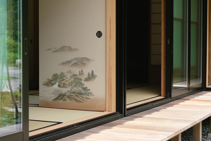 V japonských horách stojí dům navržený tak, aby se měnil podle ročních období. Propojení dřeva, světla a okolní krajiny vytváří prostor, jenž nabízí klid a inspiraci. 
