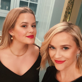 Myslíte si, že si herečka Reese Witherspoon "blejskla" selfie se ségrou? Ani omylem, na fotce je totiž s dcerou Avou.
Myslíte si, že si herečka Reese Witherspoon "blejskla" selfie se ségrou? Ani omylem, na fotce je totiž s dcerou Avou.