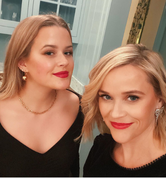 Myslíte si, že si herečka Reese Witherspoon "blejskla" selfie se ségrou? Ani omylem, na fotce je totiž s dcerou Avou. 
