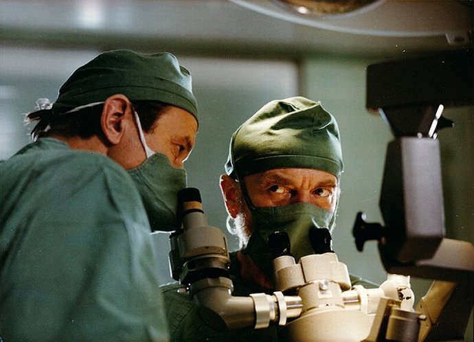 Příběh inspirovaný tvorbou Valja Stýblová dodnes patří mezi výrazná díla české kinematografie. Kombinuje odborné prostředí s hlubokými lidskými příběhy, které neztratily na síle.
