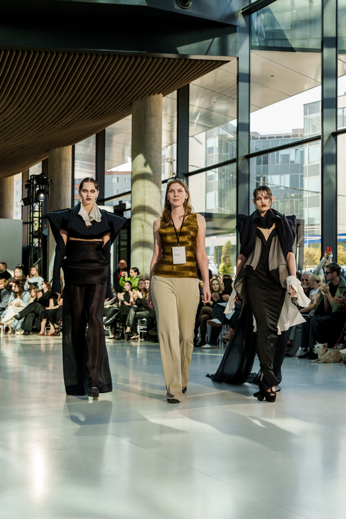 Absolutní vítězkou soutěže Mattoni Young Fashion Stars se stala Barbora Kotěšovcová, získala finanční podporu na další tvorbu a možnost představit vlastní přehlídku v rámci Mercedes-Benz Prague Fashion Week SS27.
