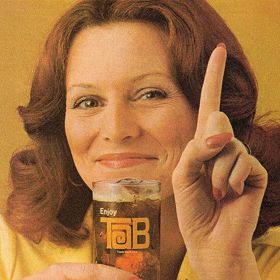 1964
Dietní pepsi? Psal se rok 1964, když na trh přišly uměle slazené nápoje. Zpočátku to vypadalo jako skvělá alternativa ke všem těm přeslazeným fantám a kolám, ovšem až do doby, kdy se zjistilo, že některé z nich – konkrétně Diet Delight fruit cocktail – obsahují zdraví škodlivé sladidlo “cyklamát” (E952). Lékařská studie upozornila na to, že toto “éčko” způsobilo u pokusných krys rakovinu močového měchýře.
1964
Dietní pepsi? Psal se rok 1964, když na trh přišly uměle slazené nápoje. Zpočátku to vypadalo jako skvělá alternativa ke všem těm přeslazeným fantám a kolám, ovšem až do doby, kdy se zjistilo, že některé z nich – konkrétně Diet Delight fruit cocktail – obsahují zdraví škodlivé sladidlo “cyklamát” (E952). Lékařská studie upozornila na to, že toto “éčko” způsobilo u pokusných krys rakovinu močového měchýře.